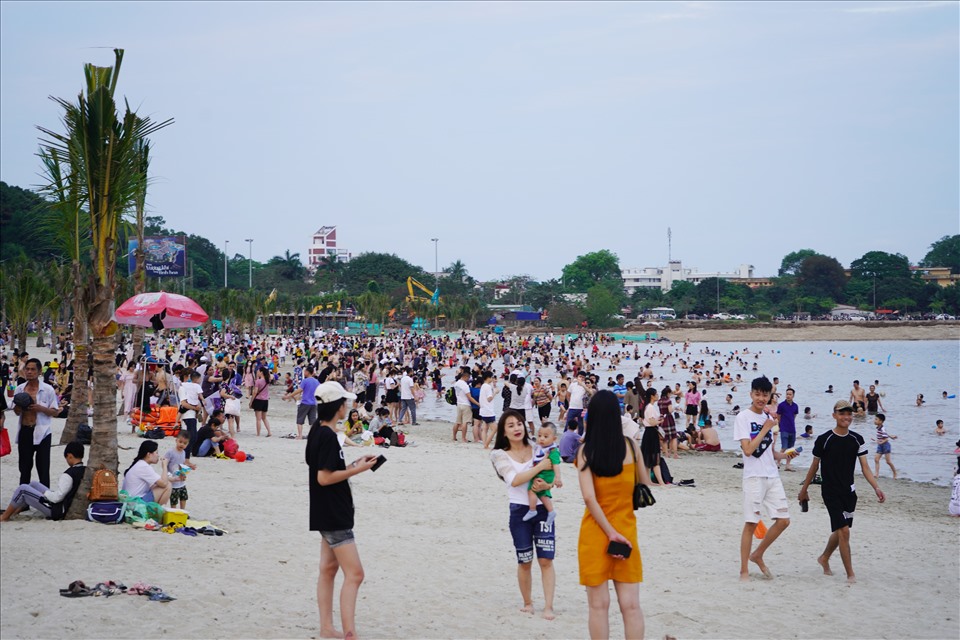 Bãi biển nhân tạo tại Hải Phòng đông nghẹt trong ngày đầu mở